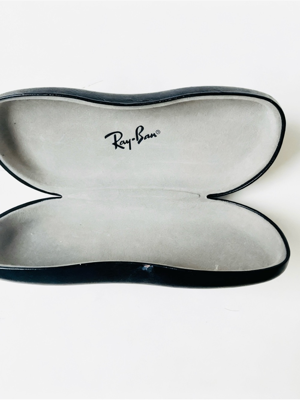 Ray-Ban Black Exterior / Light Gray Interior Glasses Case